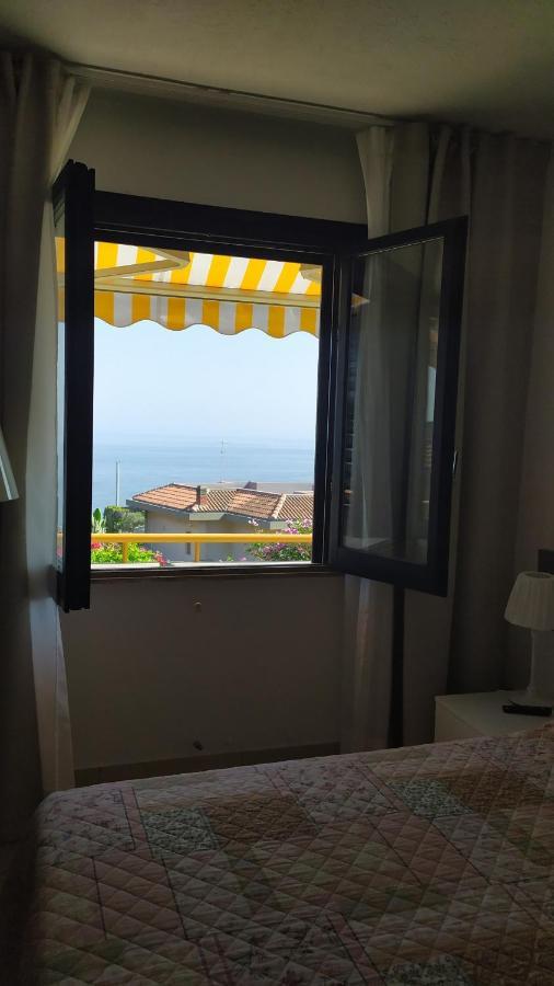 Bed and Breakfast Nero Basalto Azzurro Mare Ачі-Кастелло Екстер'єр фото
